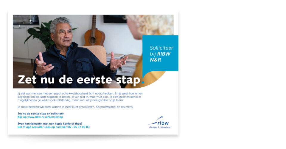 Krantenadvertentie voor het werkgeversmerk van RIBW. Een man is in gesprek met een vrouw. Daarin staat de tekst 